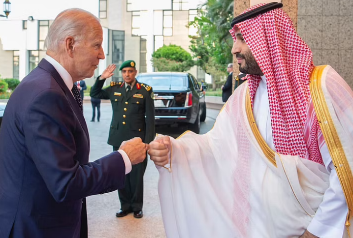 بايدن والسعودية .. طريقة إستقبال ولي العهد للرئيس الأمريكي جو بايدن تشغل الرأي العام
